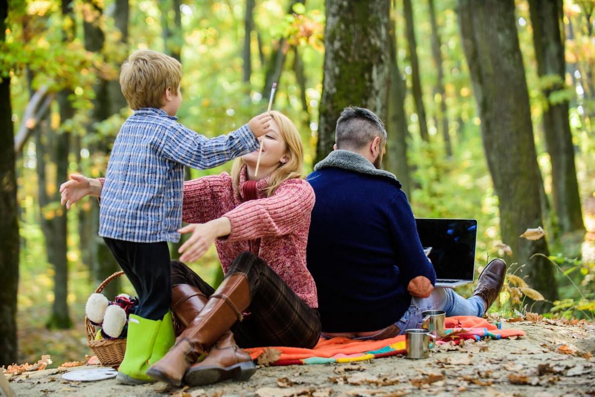 Family Bonds in the Digital Age: Maintaining Real Connections